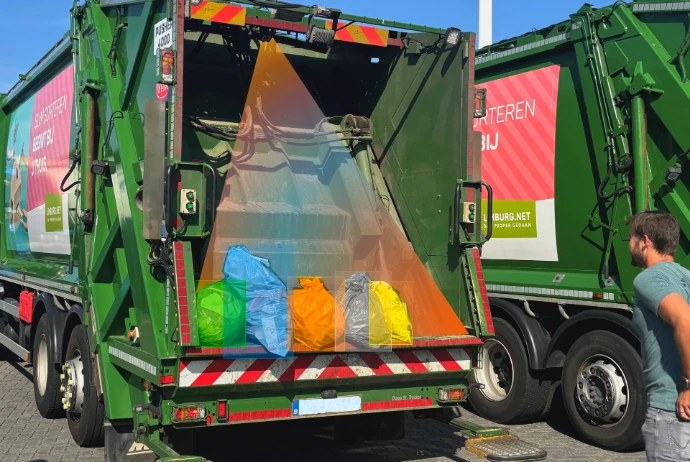 Refuse truck with AI detection during emptying