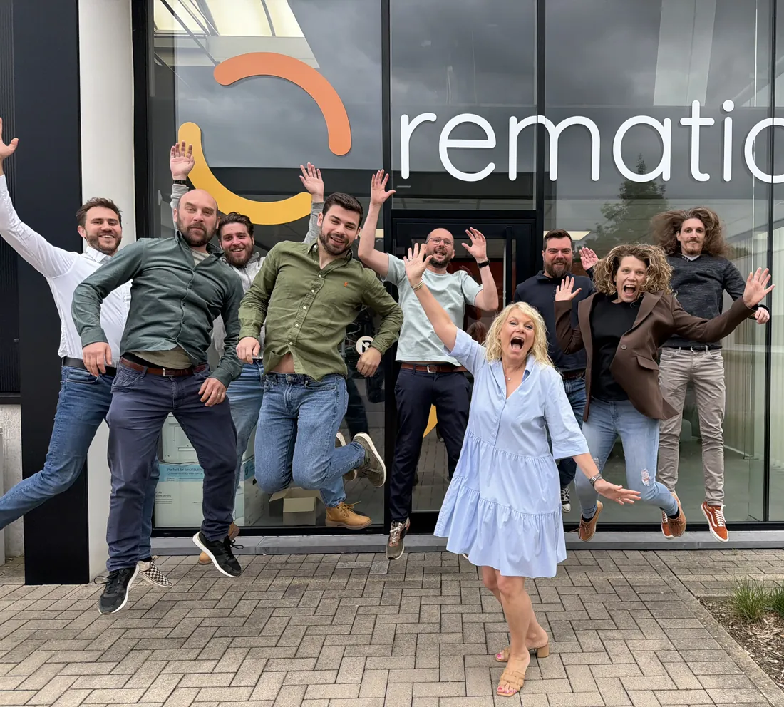 L’équipe Rematics saute devant le bureau à Hasselt