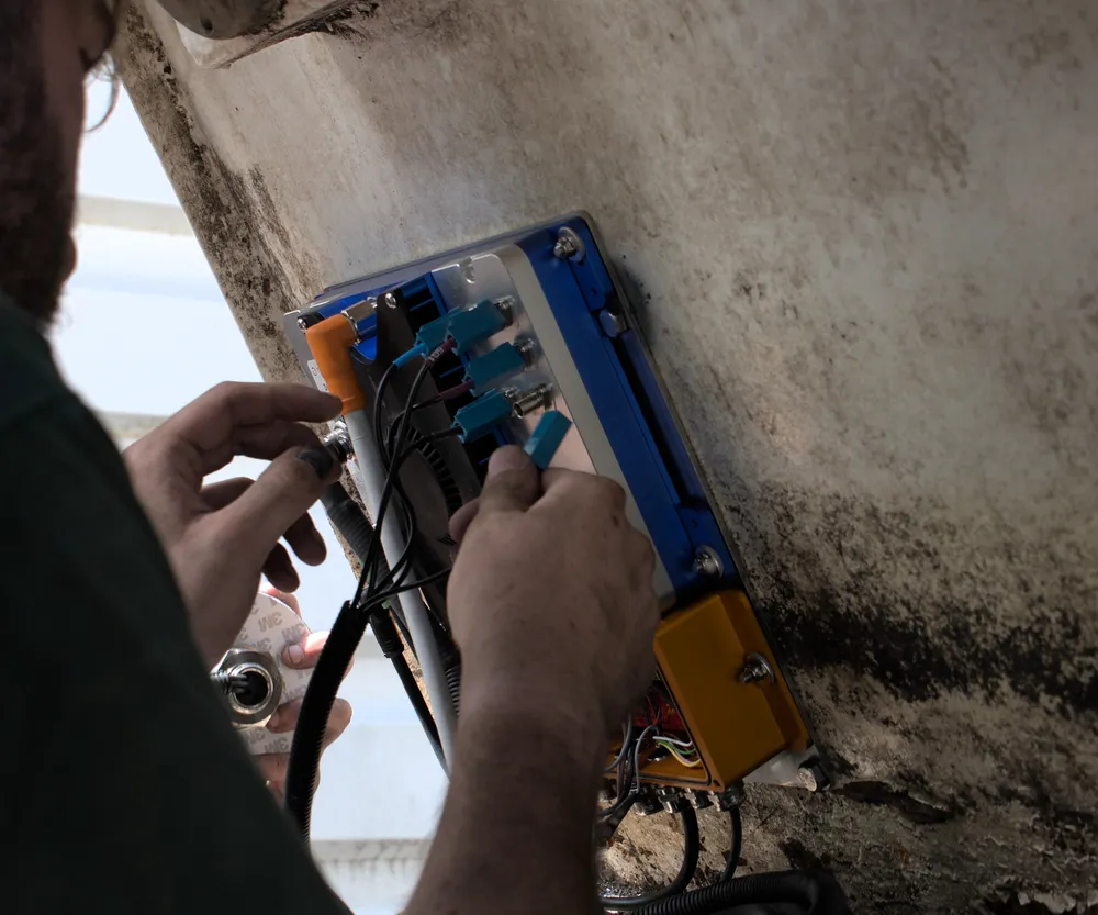 Technician connecting D4T on a refuse truck